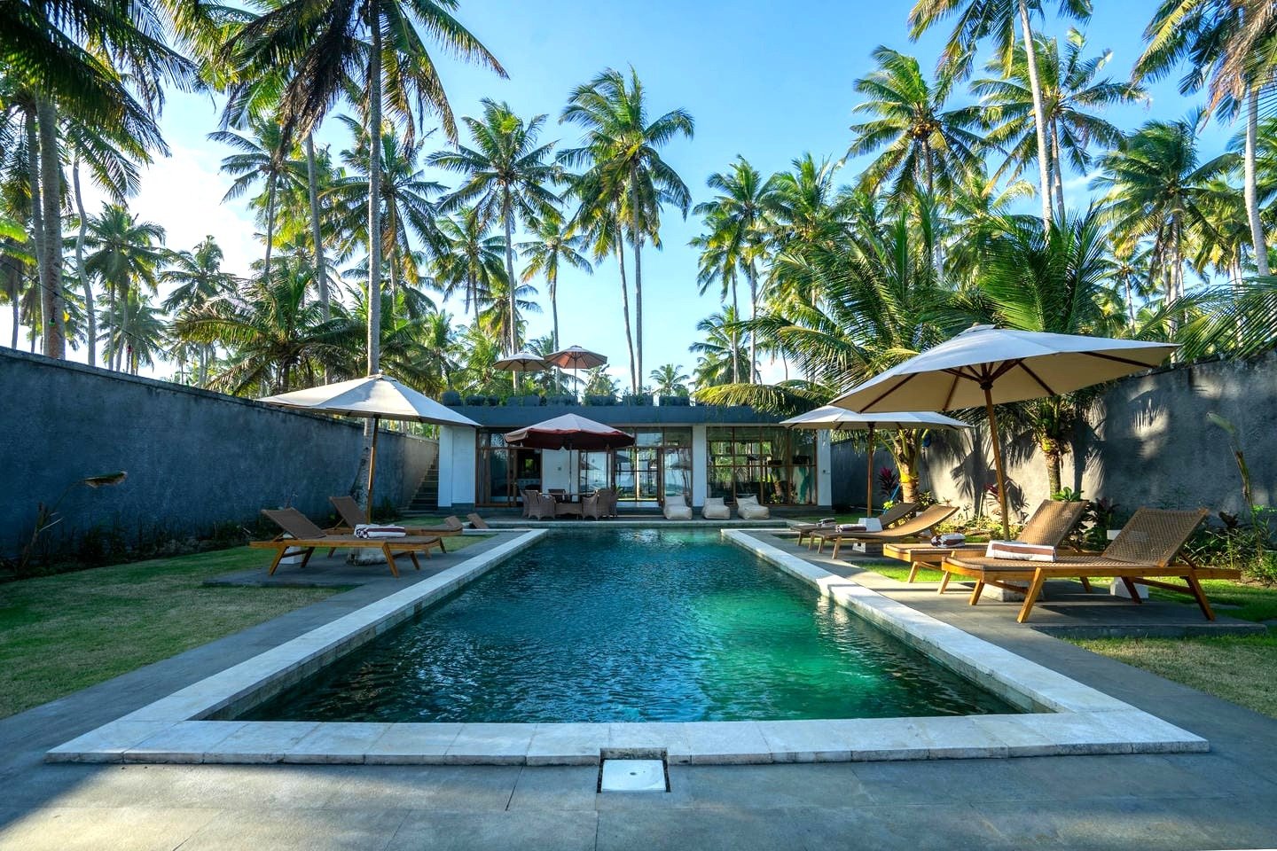 BEACHFRONT 6 BEDROOM VILLA FOR SALE FREEHOLD IN BALIAN BE-2075 